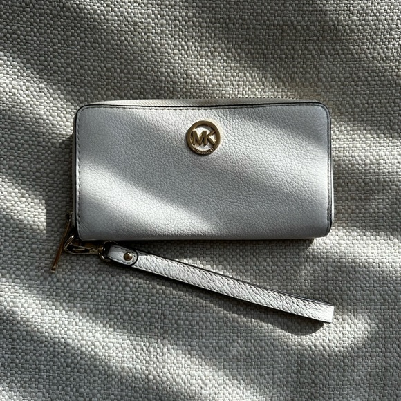 Michael Kors Cream Wallet with strap - Picture 2 of 4
